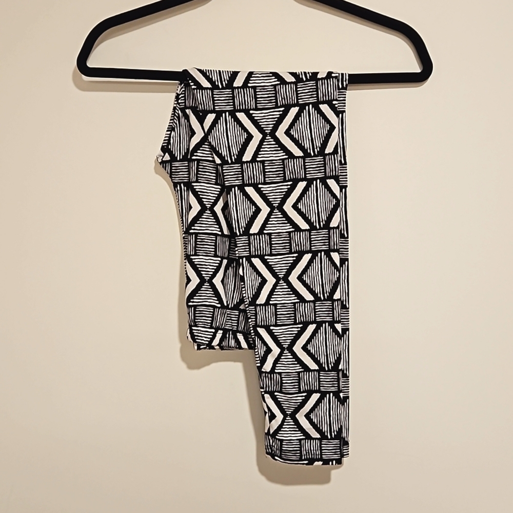 Black & white graphic, lines chevron design stretch leggings size small EUC